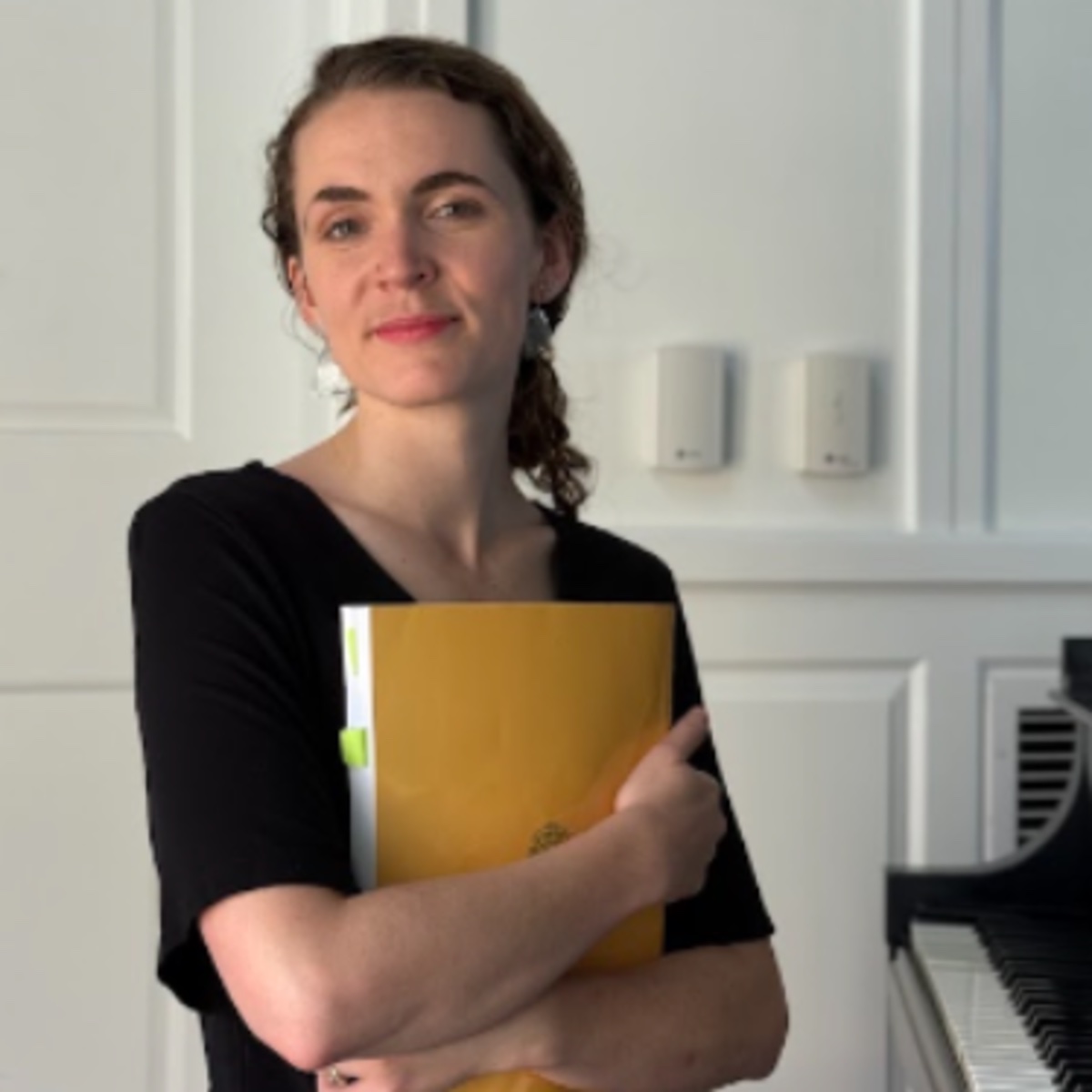 Portrait of Julia Carbonneau, wedding pianist based in Lititz, PA